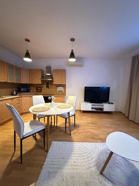Modern & cozy apartment near hockey & football arena - Housity