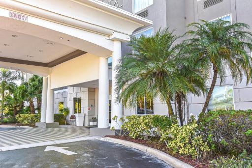 Holiday Inn Express & Suites Cocoa by IHG - Housity