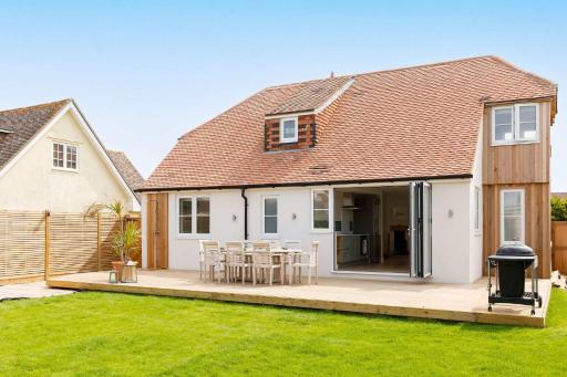 Mariners: Stylish Beachside Getaway with Sea Views - Housity