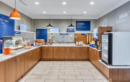 Holiday Inn Express & Suites - Green Bay East, an IHG Hotel - Housity