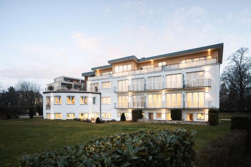 Hotel Vier Jahreszeiten an der Therme & Kliniken Bad Krozingen Nähe Freiburg & Schwarzwald Ideal für Wellness Kur & Business Ausflüge 24h Check In- WLAN & Parken gratis - Housity
