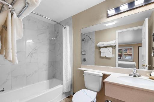 Santa Clarita Motel - Near six Flags Magic Mountain - Valencia - Housity