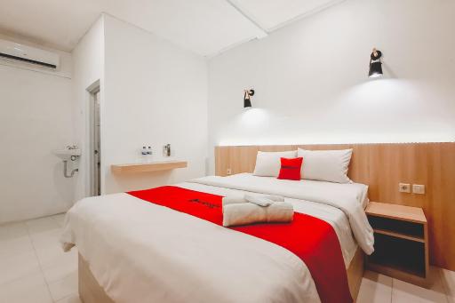 RedDoorz at Grand Mirza Near Pasar Grosir Batik Setono Pekalongan - Housity