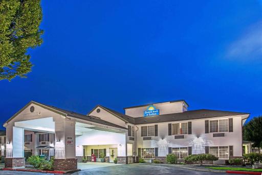 Days Inn & Suites by Wyndham Gresham - Housity