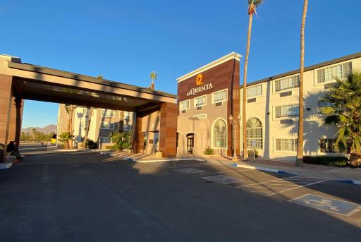 La Quinta Inn & Suites by Wyndham Safford Copper Valley - Housity
