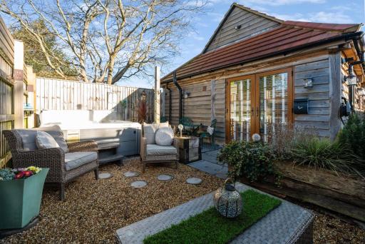 Countryside Barn with Hot Tub in New Forest - Housity