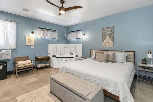 King Suite For Two With Jacuzzi In Boutique Hotel - Housity