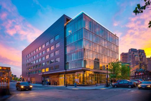 The Envoy Hotel, Autograph Collection - Housity