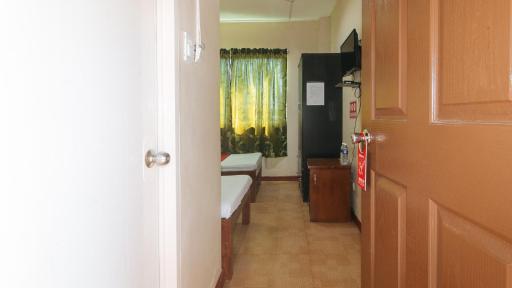 RedDoorz near Talisay District Hospital - Housity