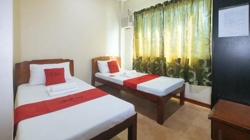RedDoorz near Talisay District Hospital - Housity