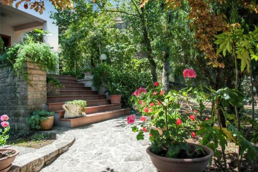 Charming House in Amelia with Lake View 200 m² - Housity