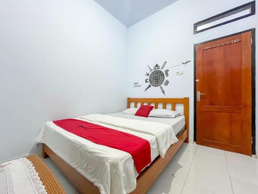 RedDoorz Syariah at Home Ampana Guest House Ampana Kota - Housity