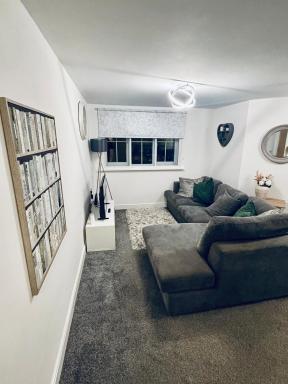 Modern 1 Bed Apartment Next to Mirfield Station Free Parking & Wi-FI - Housity