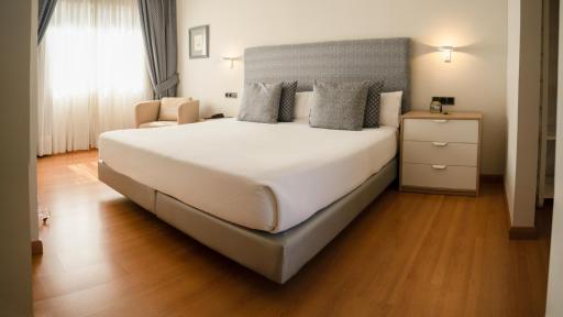 Hotel Sercotel Tres Luces - Housity