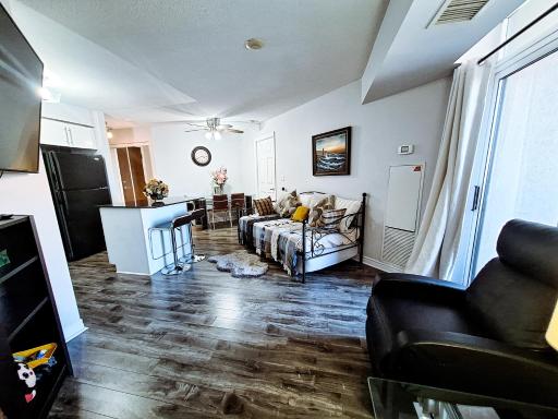 Luxurious Condo by Celebration Square & Square One - Housity