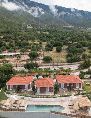 Lorraine's Apartments close to Lourdas Beach - Housity