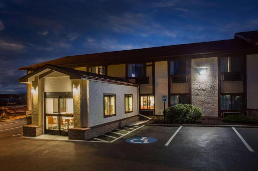 Super 8 by Wyndham Flagstaff - Housity