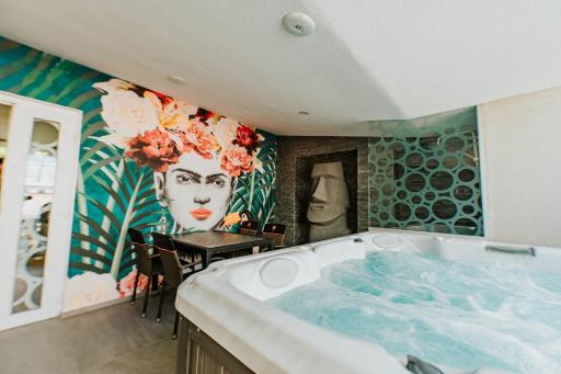 Arena Deluxe & Spa - Housity