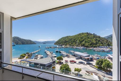 Astonishing Views Superb Waterfront Apartment - Housity