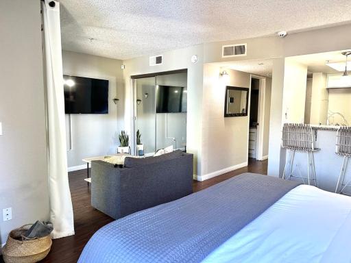 Free Parking - CHOC & St Joseph's Adjacent - STUDIO - Housity