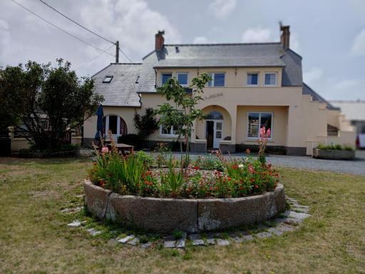 Holiday home in St Martin-de-Brehal - Housity