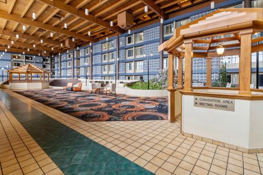 Clarion Hotel Airport & Conference Center - Housity