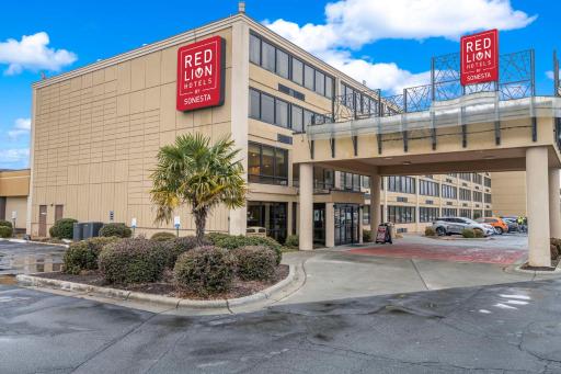 Clarion Hotel Airport & Conference Center - Housity
