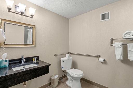 Clarion Hotel Airport & Conference Center - Housity