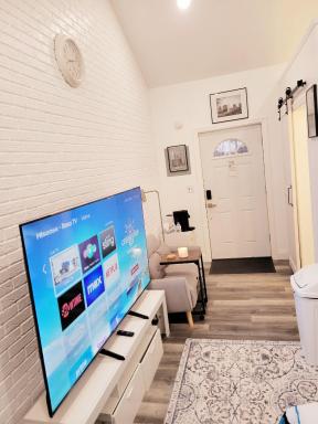 Private studio guesthouse in Watertown CT - Housity