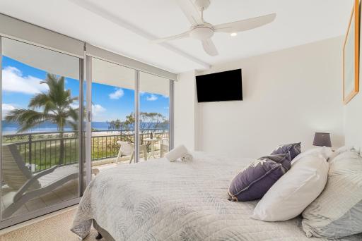 Beachfront Oceanside Resort - Absolute Beachfront Apartments - Housity