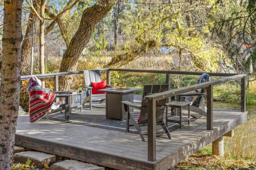 Quiet Waterfront Cottage on the Little Spokane River - Housity