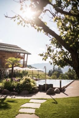 Presulis Hideaway Apartments & Restaurant - Housity