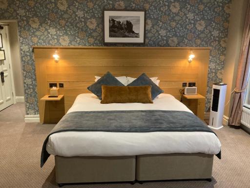 The Black Hat - Housity