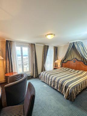 Beachfront HAUS AM SEE Lakefront Rooms on Lake Thun SELF CHECK-IN Digital Reception - Housity