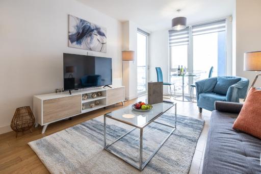Stylish City Centre Apartment - Home From Home With Fully-Equipped Kitchen, Smart TV, Netflix, Superfast WiFi, Free Parking, Self Check-In - By Brightleap Apartments - Housity