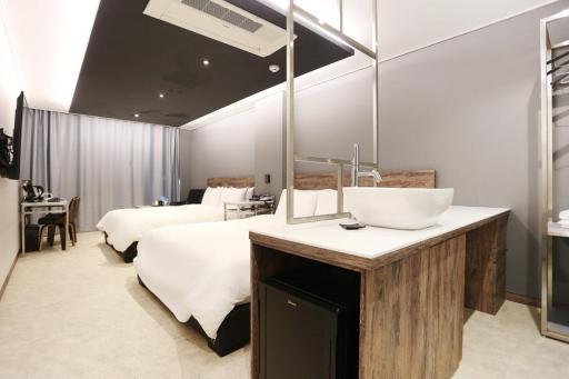 Louis Hotel - Housity