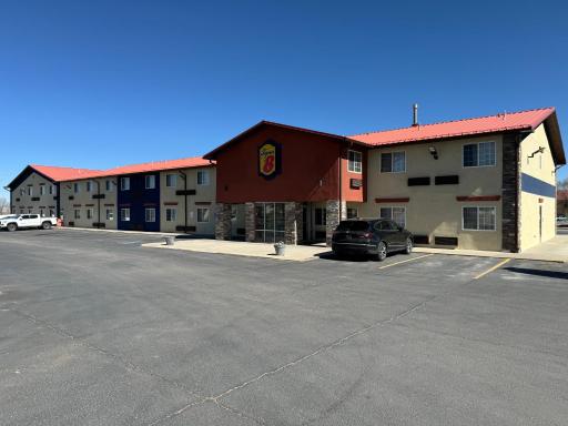 Super 8 by Wyndham Moriarty - Housity