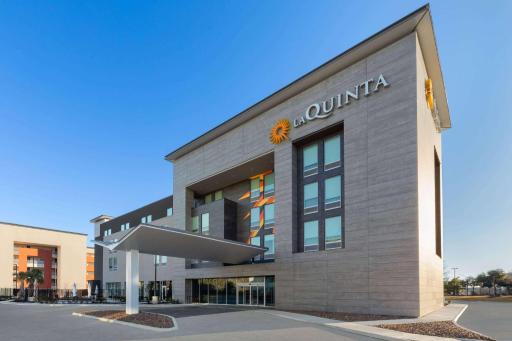 La Quinta Inn & Suites by Wyndham San Antonio at the RIM - Housity