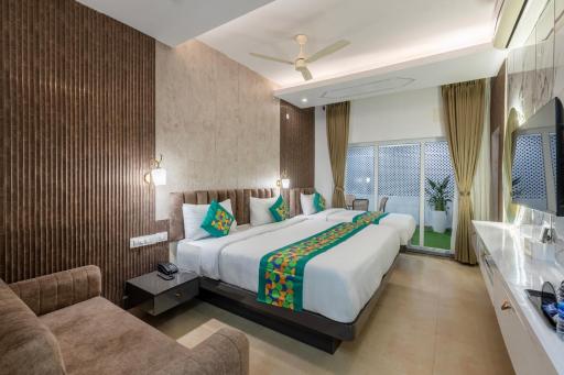 Hotel Emerald Dove - Housity