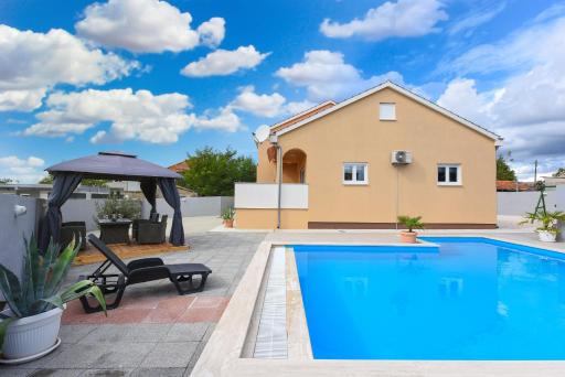 Villa Delmonicos - Housity