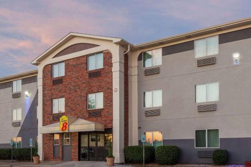 Super 8 by Wyndham Bedford DFW Airport West - Housity