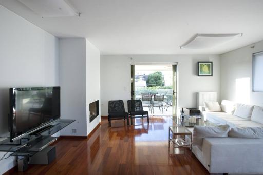 Voula, A modern, minimal and stylish, apartment - Housity