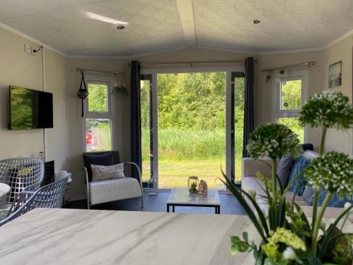 Natur pur, O4 neues Ferienhaus natureingebunden, Familien- und hundefreundlich eingezäunt - Housity