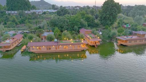 Peacock Houseboats - Housity