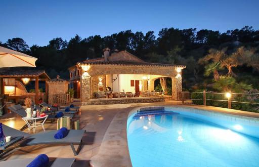 Rustic house recently renovated villa with views to the Pollensa mountains by Renthousing - Hizvo