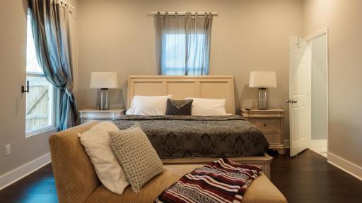 Luxury King Bed Room Private Entry and Bathroom - Housity