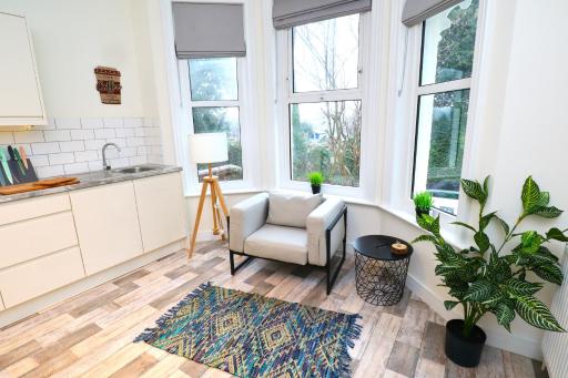 Modern, Stylish One bedroom with Garden, Free Parking Long stay Welcome - Hizvo