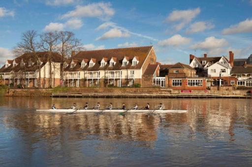 London Thames Lodge by Dancenter near Thorpe Park - Housity