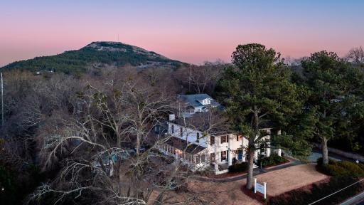 Stone Mountain Manor - Housity