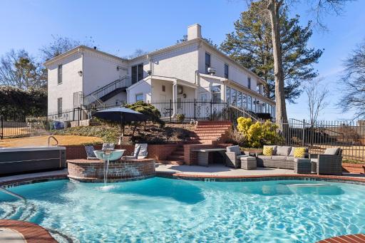 Stone Mountain Manor - Housity